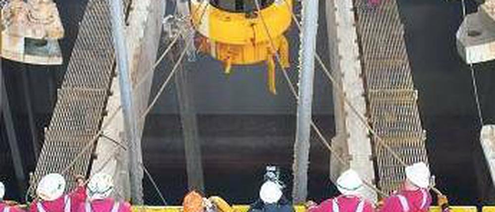 Der neue Abdeckungszylinder vor der Montage am Meeresboden. Foto: dpa