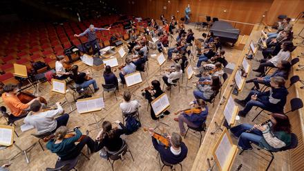 Im Sendesaal des RBB an der Masurenallee proben Jugendliche aus drei verschiedenen Schulen mit Musiklehrer Michael Riedel für das Konzert „Circle Sounds“, das am 27. März in den Italienischen Höfen in der Zitadelle Spandau aufgeführt wird. Zum Finale dürfen auch Musikbegeisterte aus dem Publikum mitspielen. 