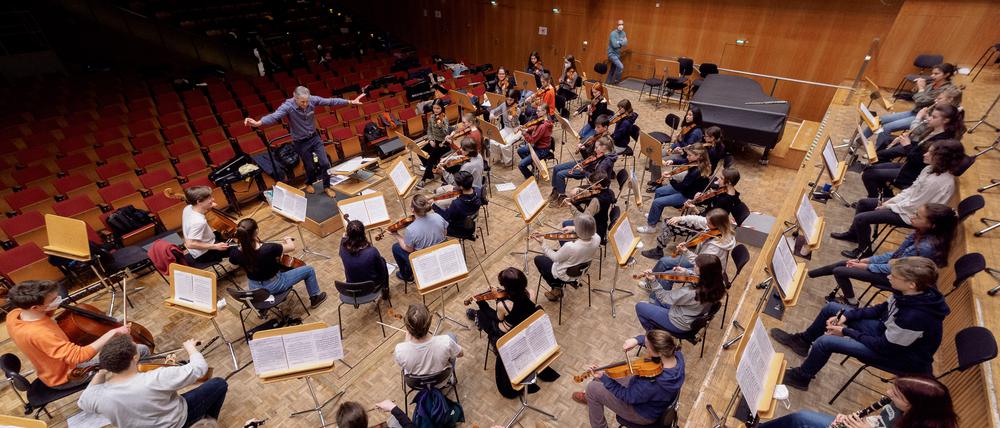 Im Sendesaal des RBB an der Masurenallee proben Jugendliche aus drei verschiedenen Schulen mit Musiklehrer Michael Riedel für das Konzert „Circle Sounds“, das am 27. März in den Italienischen Höfen in der Zitadelle Spandau aufgeführt wird. Zum Finale dürfen auch Musikbegeisterte aus dem Publikum mitspielen. 