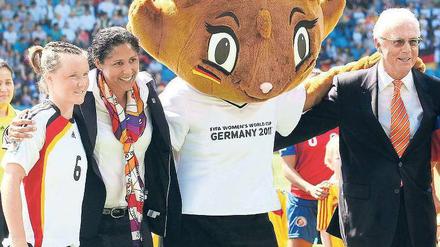 Gruppenbild mit Katze. WM-Gäste Steffi Jones, Karla Kick, Franz Beckenbauer. 