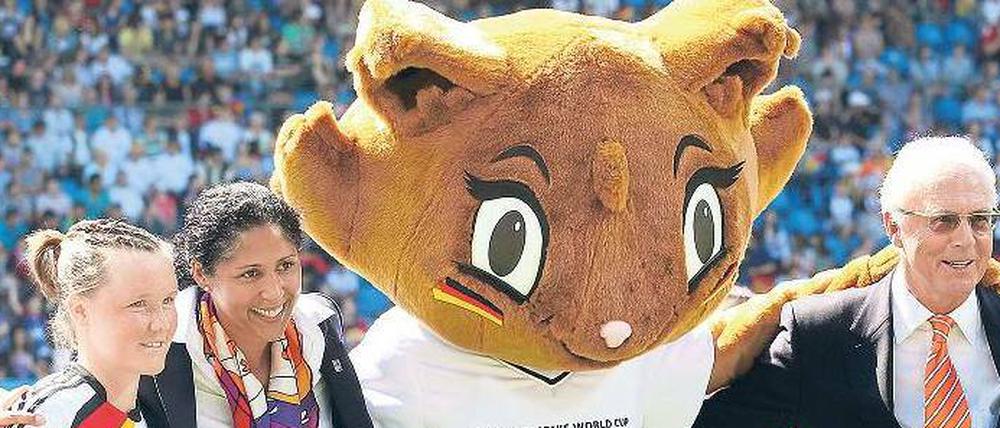 Gruppenbild mit Katze. WM-Gäste Steffi Jones, Karla Kick, Franz Beckenbauer. 