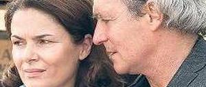 30 Jahre Abstand. Resa, die brave Jurastudentin (Rosalie Thomass, linkes Foto), verguckt sich in den radikal linken Oskar (David Rott). Ein Paar fürs Leben werden sie nicht. Spät und unverhofft sehen sich Resa (Barbara Auer) und Oskar (August Zirner) wieder. Fotos: WDR