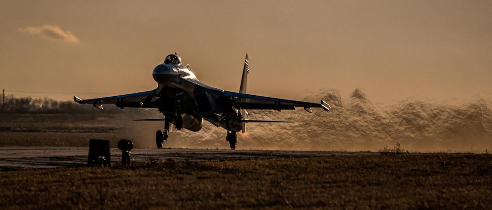 Ein Kampfjet der ukrainischen Luftwaffe hebt während einer Übung in der Region Mykolaiv im Süden der Ukraine ab (Archivbild).
