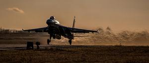 Ein Kampfjet der ukrainischen Luftwaffe hebt während einer Übung in der Region Mykolaiv im Süden der Ukraine ab (Archivbild).