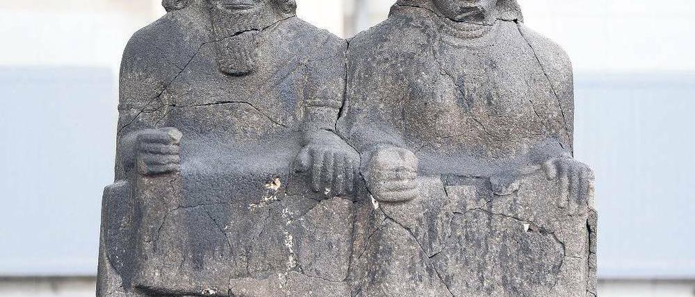 Ein im Krieg zerstörtes und nun wieder restauriertes Doppelsitzbild.