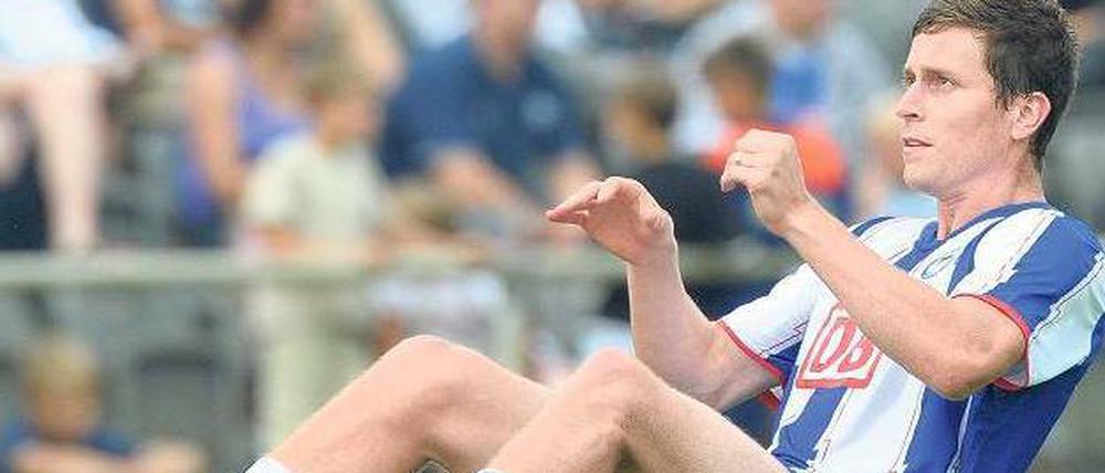 Gute Freunde kann niemand trennen. Herthas neuer Stürmer Rob Friend und sein treuer Begleiter, der Ball.