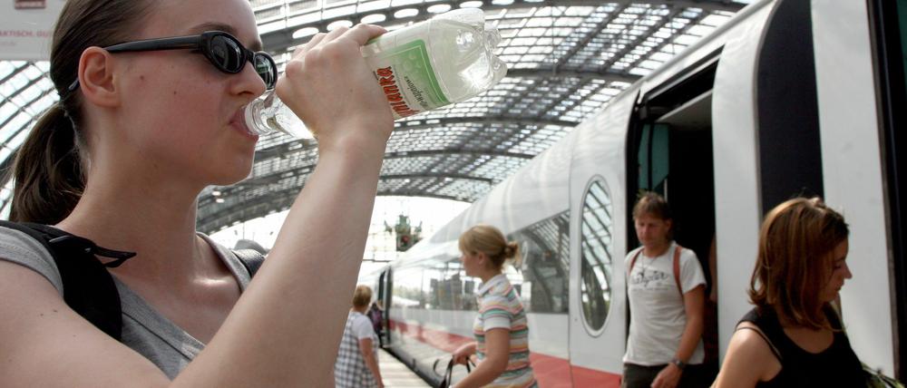 Reisende sollten derzeit immer genug Wasser im Gepäck haben.