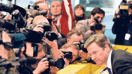 Alle warten schon. Guido Westerwelle, Bundesaußenminister und FDP-Chef, nimmt in der Bundespressekonferenz Platz. Gleich wird das Frage-und-Antwort-Spiel beginnen.