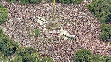 Sicher feiern. Wegen der Vielzahl von Events, hier die Loveparade 2000, hat Berlin große Erfahrungen mit Massenveranstaltungen. Auch während der Fußball-WM gab es keine Probleme – mehrfach wurde die Fanmeile an der Siegessäule wegen Überfüllung gesperrt. Foto: ddp