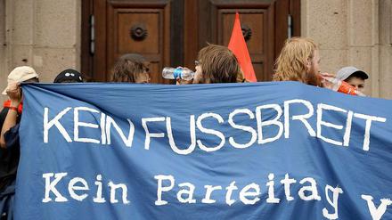 Proteste bei sommerlicher Hitze.