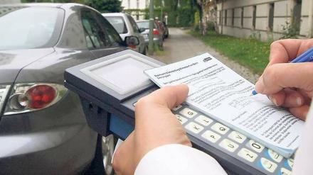 Erwischt. Als siebenter Bezirk startet Pankow am 1. Oktober mit der Parkraumbewirtschaftung. Dennoch sinken die Einnahmen, weil Autofahrer oft auf Risiko spielen. Foto: K. Heinrich