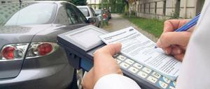 Erwischt. Als siebenter Bezirk startet Pankow am 1. Oktober mit der Parkraumbewirtschaftung. Dennoch sinken die Einnahmen, weil Autofahrer oft auf Risiko spielen. Foto: K. Heinrich