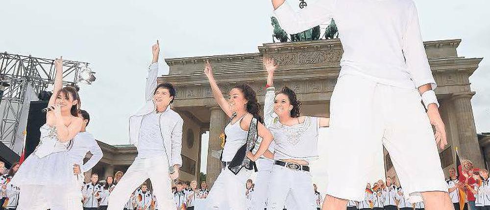 Am Ball. Beim Youth Olympic Day in Mitte anlässlich der Olympischen Spiele der Nachwuchssportler in Singapur traten tänzerische Ballkünstler auf, eine Mädchenband präsentierte Hiphop, und Popstars aus Singapur bekamen Applaus (siehe auch Seite 17). Foto: Davids