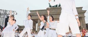 Am Ball. Beim Youth Olympic Day in Mitte anlässlich der Olympischen Spiele der Nachwuchssportler in Singapur traten tänzerische Ballkünstler auf, eine Mädchenband präsentierte Hiphop, und Popstars aus Singapur bekamen Applaus (siehe auch Seite 17). Foto: Davids