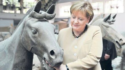 2200 Jahre alt ist das Pferd, das Teil der historischen Terrakotta-Armee ist. Mit Pferden verbindet die Kanzlerin einiges. Sie ist im Jahr des Pferdes geboren.