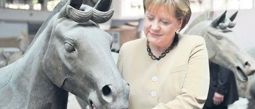 2200 Jahre alt ist das Pferd, das Teil der historischen Terrakotta-Armee ist. Mit Pferden verbindet die Kanzlerin einiges. Sie ist im Jahr des Pferdes geboren.