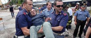 Rettungskräfte versorgen einen verletzten Mann.