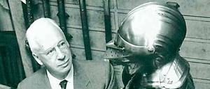 Bilder ohne Furcht und Tadel: Hal Foster bei Studien für seine „Eisenherz“-Serie.