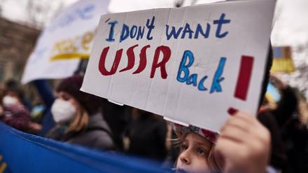 Ukrainer protestieren am 22. Februar vor der Russischen Botschaft in Berlin gegen den Einmarsch russischer Soldaten in der Ost-Ukraine.