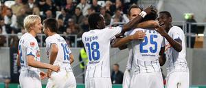 Späte Erlösung: Hoffenheims Spieler feiern den Torschützen zum 1:0-Siegtreffer auf St. Pauli, Isaac Vorsah (25).