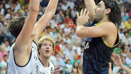 Tibor Pleiß (links) und Jan-Hendrik Jagla stemmen sich dem Argentinier Luis Scola entgegen.