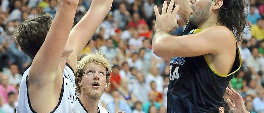 Tibor Pleiß (links) und Jan-Hendrik Jagla stemmen sich dem Argentinier Luis Scola entgegen.