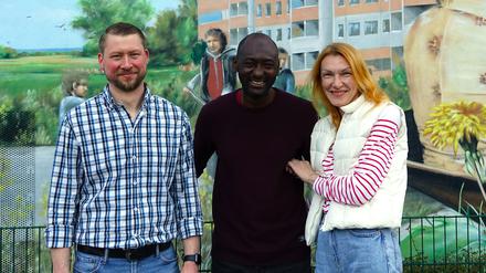 In Berlin angekommen: Yuliia und Mohamed Bohave-Traore mit Christian G. 
