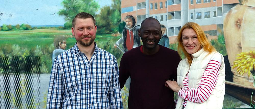 In Berlin angekommen: Yuliia und Mohamed Bohave-Traore mit Christian G. 