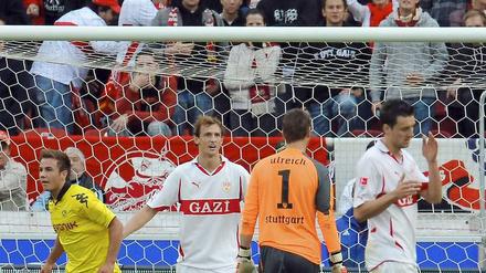 Dortmunds Mario Götze jubelt über seinen Treffer zum 3:0. Bei Georg Niedermeier (2. v. l.), Torhüter Sven Ulreich und Ciprian Marica herrscht nur Fassunglosigkeit