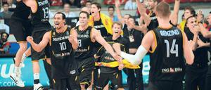 Große Jungs, große Gefühle. Deutschlands Basketballer bejubeln den Sieg. Foto: dpa