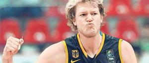 Die Nowitzki-Faust. Jan Jagla feiert seinen spielentscheidenden Dreipunktewurf mit einer Geste, die man auch beim deutschen NBA-Star schon mal gesehen hat. Foto: dpa