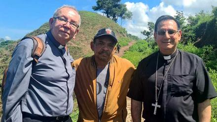 Luis Manuel Diaz (mitte), der Vater des kolumbianischen Fußball-Nationalspielers Diaz, neben zwei Priestern.