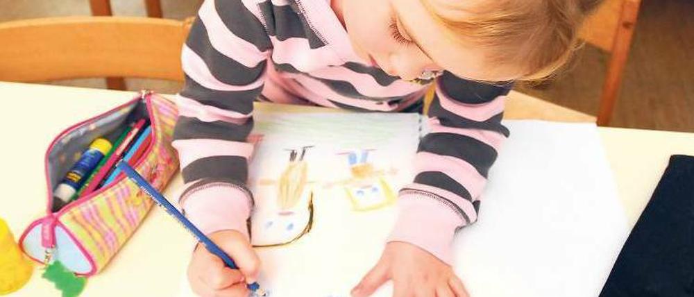 Lernen lernen. In vielen Kindertagesstätten bereiten die Erzieherinnen die Jungen und Mädchen auf den Schulbesuch vor. Mit einem Sprachlerntagebuch werden ihre Lernerfolge festgehalten; wie etwa in der Kita Ghanastraße in Wedding.