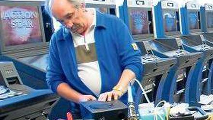 Kein Risiko eingehen. Ein Mitarbeiter in Berlin prüft vor der Auslieferung, ob die frisch zusammengeschraubten Automaten rund laufen. Inzwischen arbeiten die Geräte computergesteuert.