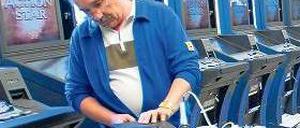 Kein Risiko eingehen. Ein Mitarbeiter in Berlin prüft vor der Auslieferung, ob die frisch zusammengeschraubten Automaten rund laufen. Inzwischen arbeiten die Geräte computergesteuert.