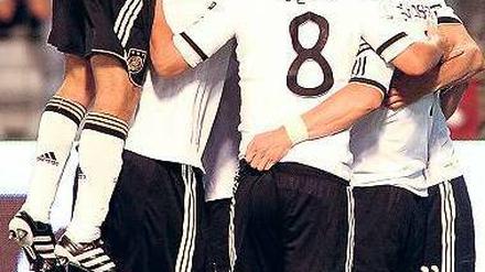 Geschlossenes Gebilde. Die deutsche Nationalmannschaft freut sich ausgiebig über ihr Siegtor zum 1:0 gegen die starken Belgier.