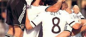 Geschlossenes Gebilde. Die deutsche Nationalmannschaft freut sich ausgiebig über ihr Siegtor zum 1:0 gegen die starken Belgier.