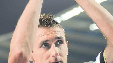 Miroslav Klose, 32, erzielte in seinem 102. Länderspiel für Deutschland sein 53. Tor. Erfolgreicher waren nur Gerd Müller (68 Tore, 62 Spiele) und Joachim Streich (55 Tore in 102 Einsätzen für die DDR). Foto: ddp