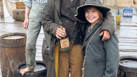 Nie ohne meine Flasche. Der alte Muff Potter (Joachim Król) mit Tom Sawyer (Louis Hofmann) und Huckleberry Finn (Leon Seidel, re.). Foto: Kalaene/dpa