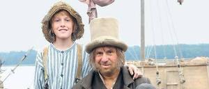 Nie ohne meine Flasche. Der alte Muff Potter (Joachim Król) mit Tom Sawyer (Louis Hofmann) und Huckleberry Finn (Leon Seidel, re.). Foto: Kalaene/dpa