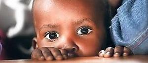 Überleben in Afrika. Dieser Junge im Kongo ist in einem Waisenheim untergekommen, er erhält Essen und ein wenig Unterricht. 