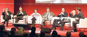 Das Eröffnungspodium der Medienwoche begrüßte die öffentlich-rechtlichen Sparankündigungen. Erstaunlich nah beieinander: Der Blogger Sascha Lobo (2.v.l.) und Dagmar Reim (3.v.l.), Intendantin des Rundfunks Berlin-Brandenburg. Foto: Medienwoche/Uwe Völkner/Fox