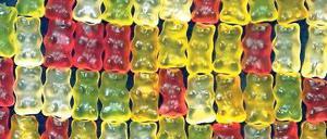 Buntes aus Bonn. Haribo (steht für Hans-Riegel-Bonn) macht Lakritz, Kaugummi und Marshmellows. Doch der Star im Sortiment ist und bleibt der Goldbär. 