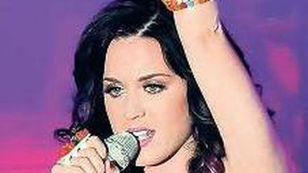 Die Arme hoch. Katy Perry bei ihrem Auftritt im Postbahnhof. Foto: Pedersen/dpa