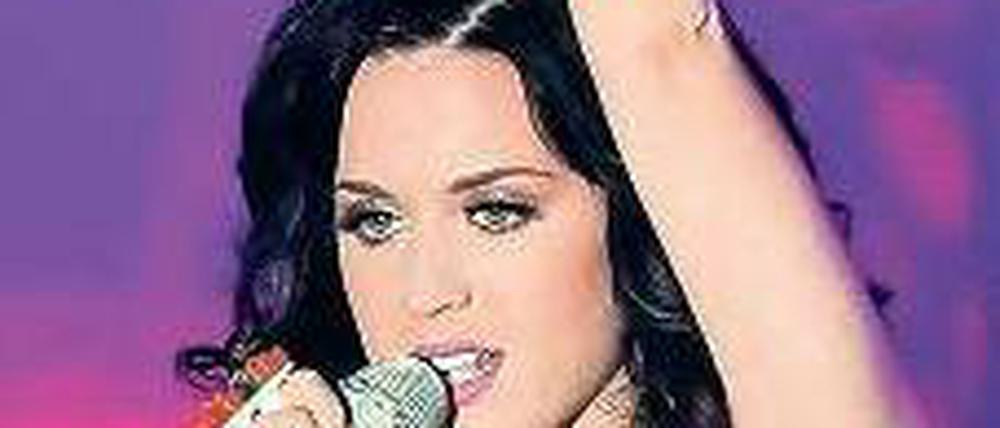 Die Arme hoch. Katy Perry bei ihrem Auftritt im Postbahnhof. Foto: Pedersen/dpa