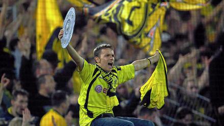 Alte Begehrlichkeiten neu erweckt: Ein BVB-Fan zeigt nach dem 5:0 über den FCK deutlich sein Saisonziel: Die Meisterschale.
