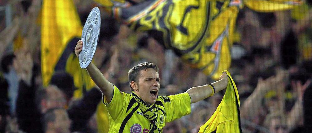 Alte Begehrlichkeiten neu erweckt: Ein BVB-Fan zeigt nach dem 5:0 über den FCK deutlich sein Saisonziel: Die Meisterschale.