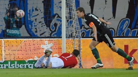 Er brachte den VfL in Führung: Edin Dzeko jubelt über das 1:0. Frank Rost liegt geschlagen am Boden.
