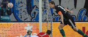 Er brachte den VfL in Führung: Edin Dzeko jubelt über das 1:0. Frank Rost liegt geschlagen am Boden.