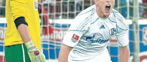 Es geht doch. Klaas-Jan Huntelaar erzielt den Siegtreffer nach einer durchwachsenen Leistung für Schalke. Freiburgs Torwart Oliver Baumann kann es nicht fassen. Foto: dpa